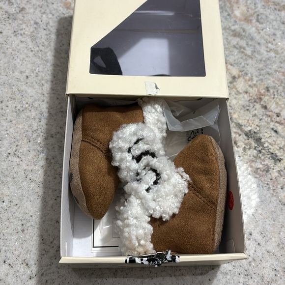 UGG Crib Booties - Picture 11 of 11